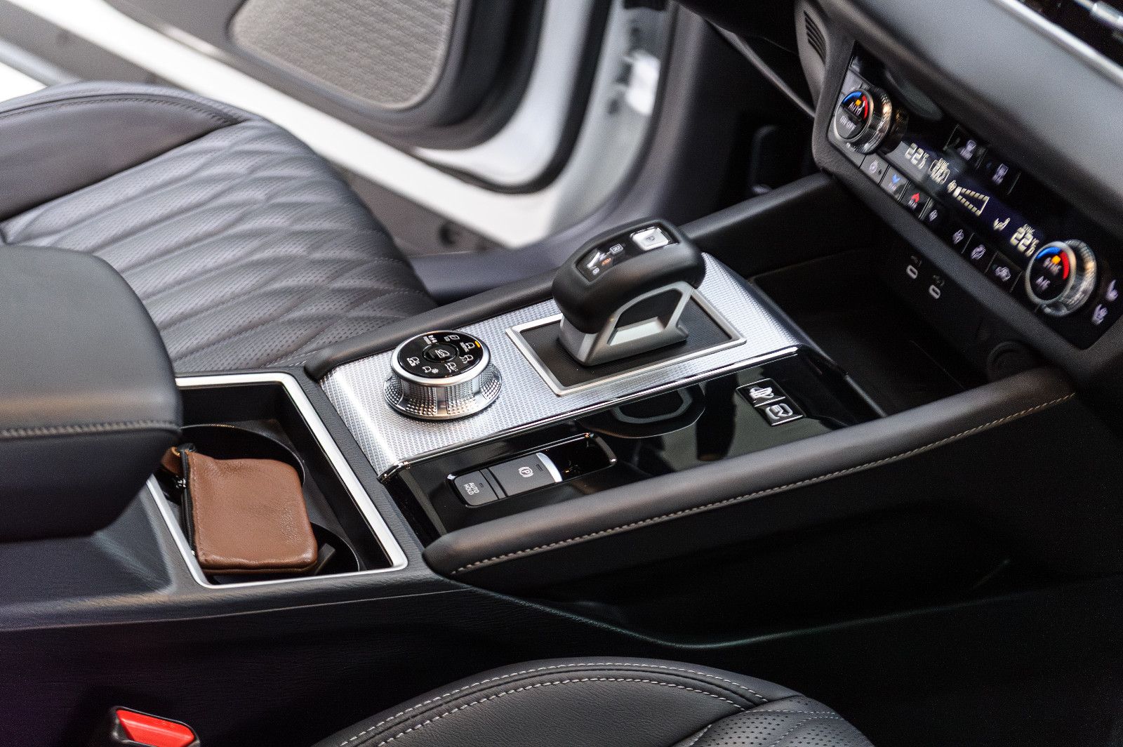 Fahrzeugabbildung Mitsubishi Outlander Top 4WD PHEV Leder LED 4xSHZ 360° HUD