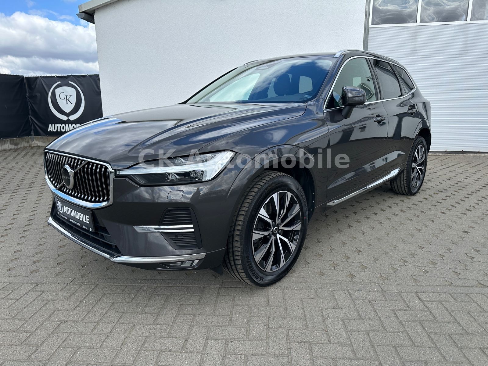 Fahrzeugabbildung Volvo XC60 B4 Plus Bright 2WD/Navi/Leder/Kam/LED/AHK