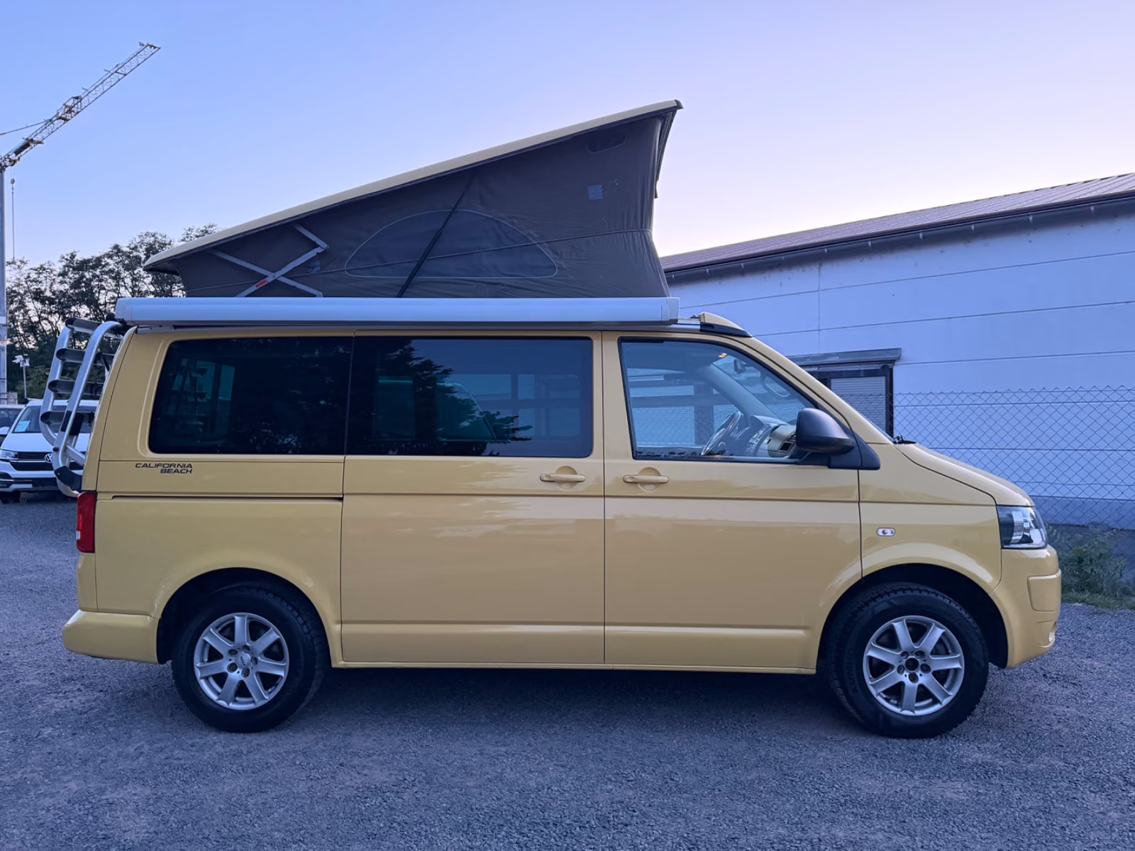 Volkswagen T5 California Beach 2.0 TDI 140 ch BVM / 1ère main / Toit relevable / Mini-cuisine / Chauffage auxiliaire