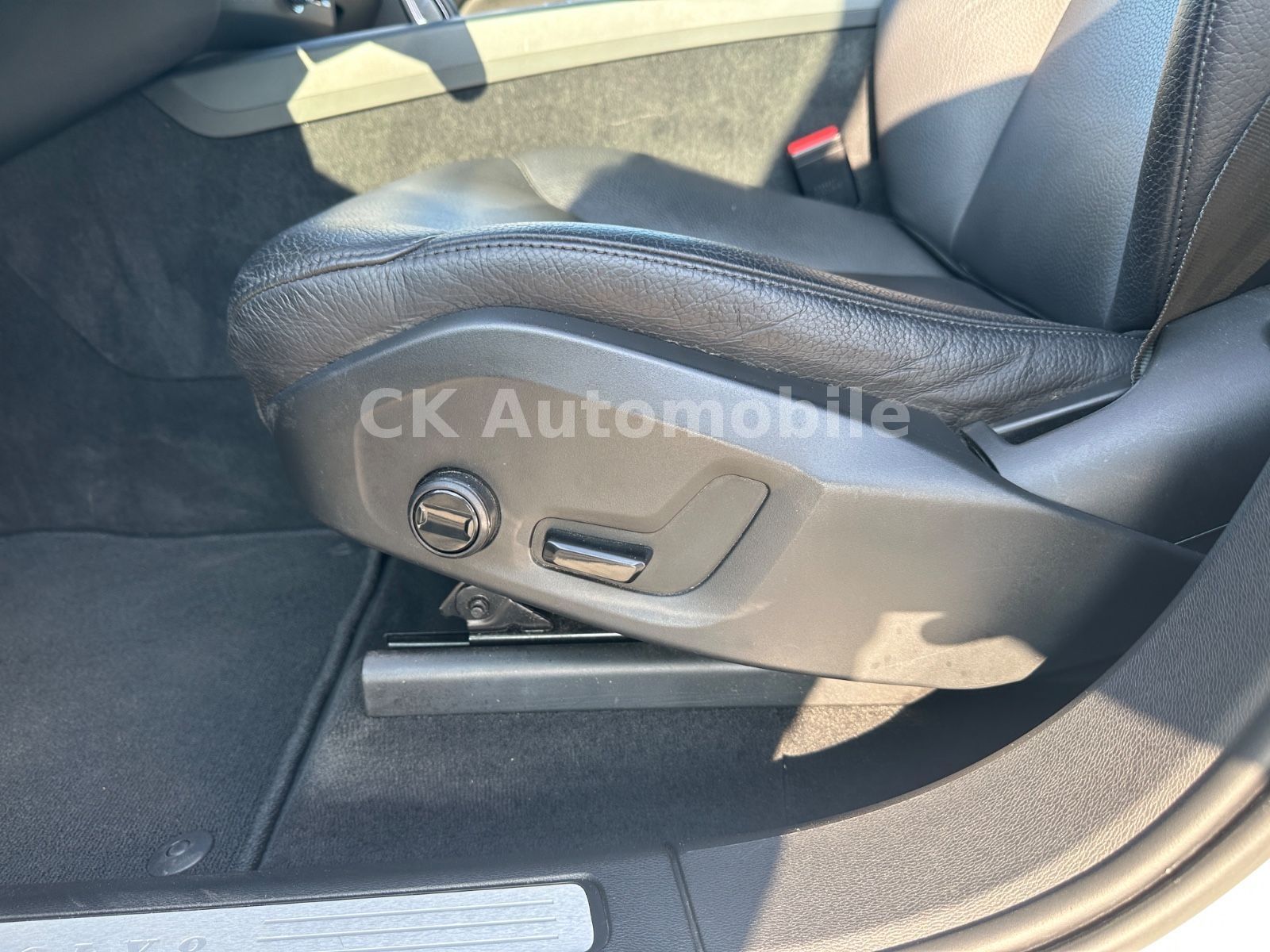 Fahrzeugabbildung Volvo XC60 B4 Momentum Pro AWD/Navi/Leder/Pano/LED/Kam