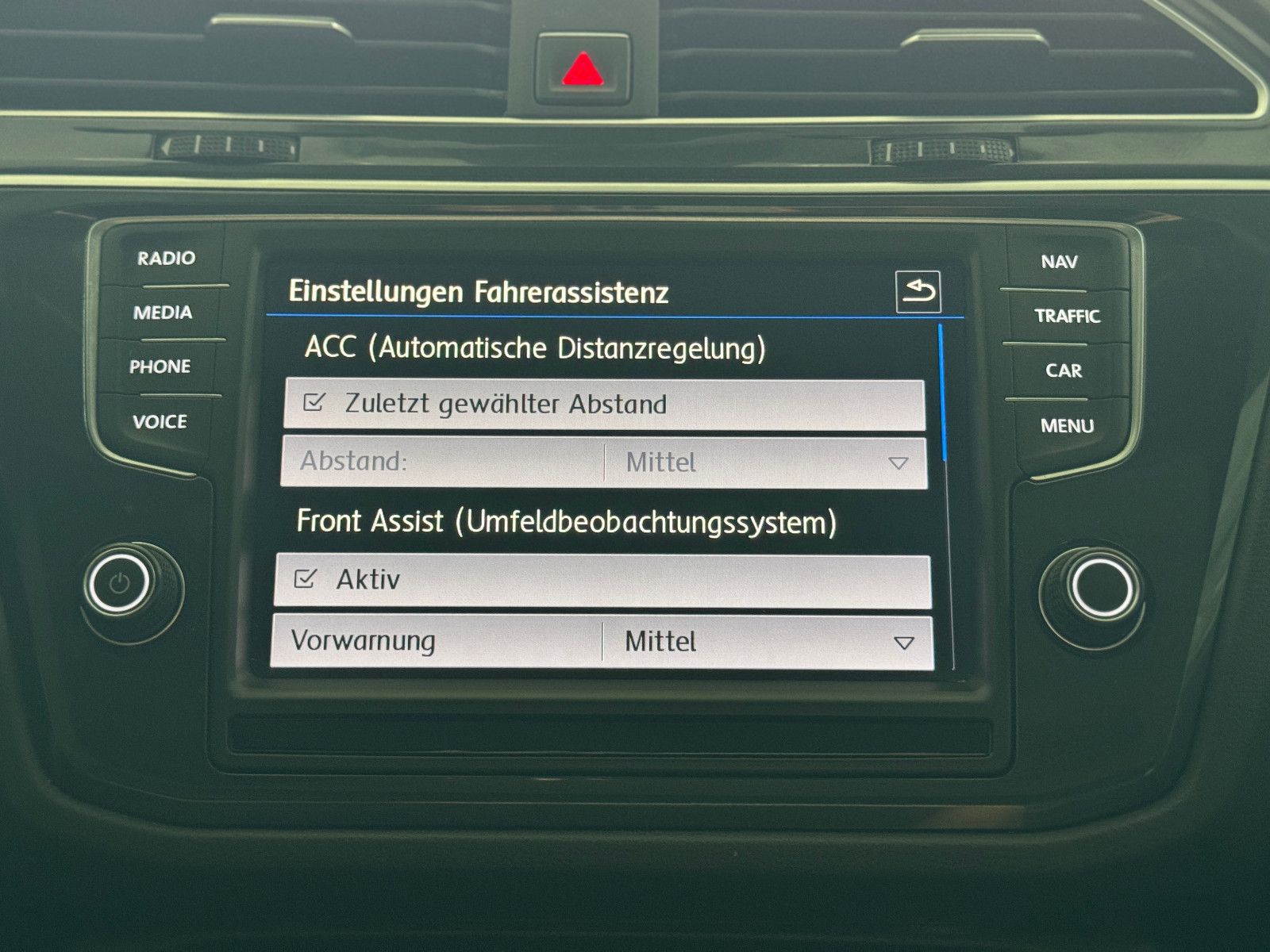 Fahrzeugabbildung Volkswagen Tiguan DSG 4MO 3X R-LINE PANO MEMORY BLACK STYLE