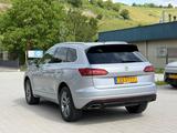 Volkswagen Touareg 3.0 V6 TDI 170kW 4MOT Tiptr. R-Line ... - Volkswagen Touareg mit Diesel-Antrieb: Silber, mit Apple Carplay