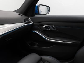 Fahrzeugabbildung BMW 330e Tour M Sport Komfortzugang Kamera 18"M LMR