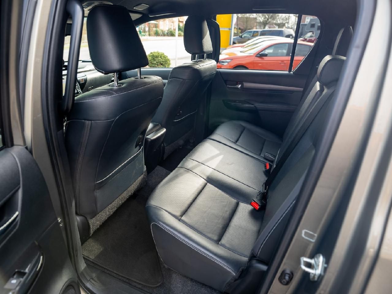 Fahrzeugabbildung Toyota Hilux Double Cab Invincible 4x4