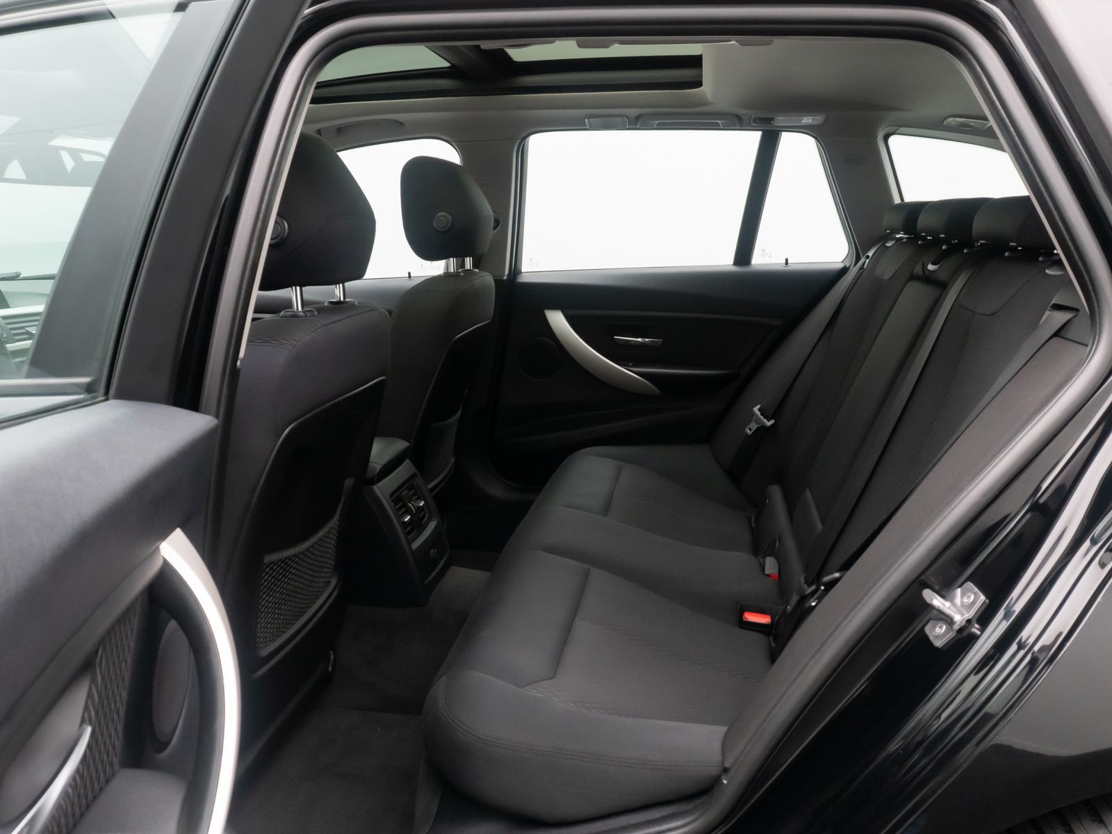 Fahrzeugabbildung BMW 320d PDC Panorama NaviBusiness KlimaAut Regensen