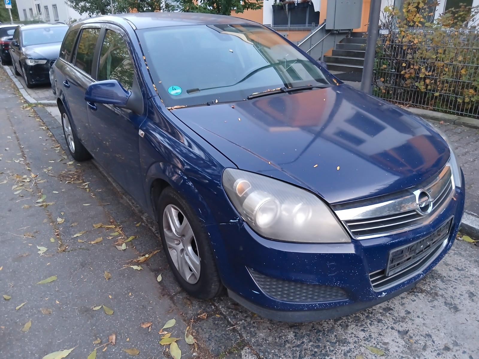 Opel Astra 2010 — вигляд ззаду