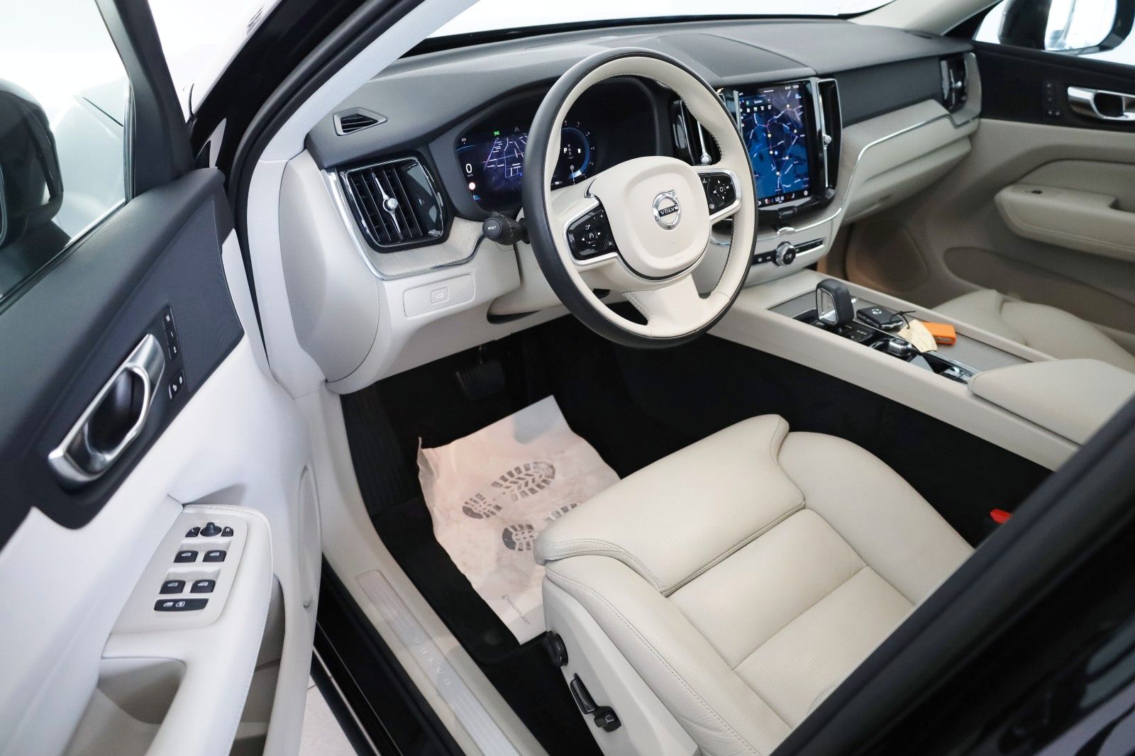 Fahrzeugabbildung Volvo XC60 AWD Plus Dark Leder,LED,Panorama,360° Cam
