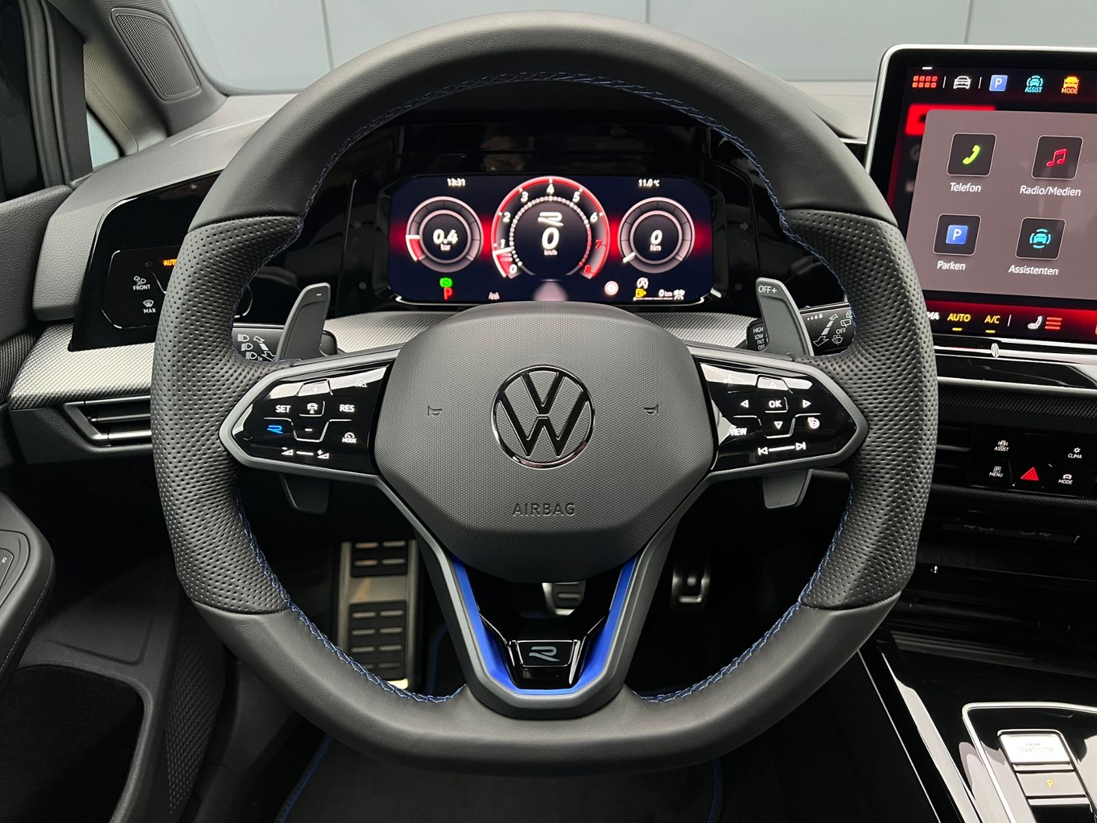 Fahrzeugabbildung Volkswagen Golf VIII R 2.0 TSI DSG 4MOTION *IQ.Light, Black