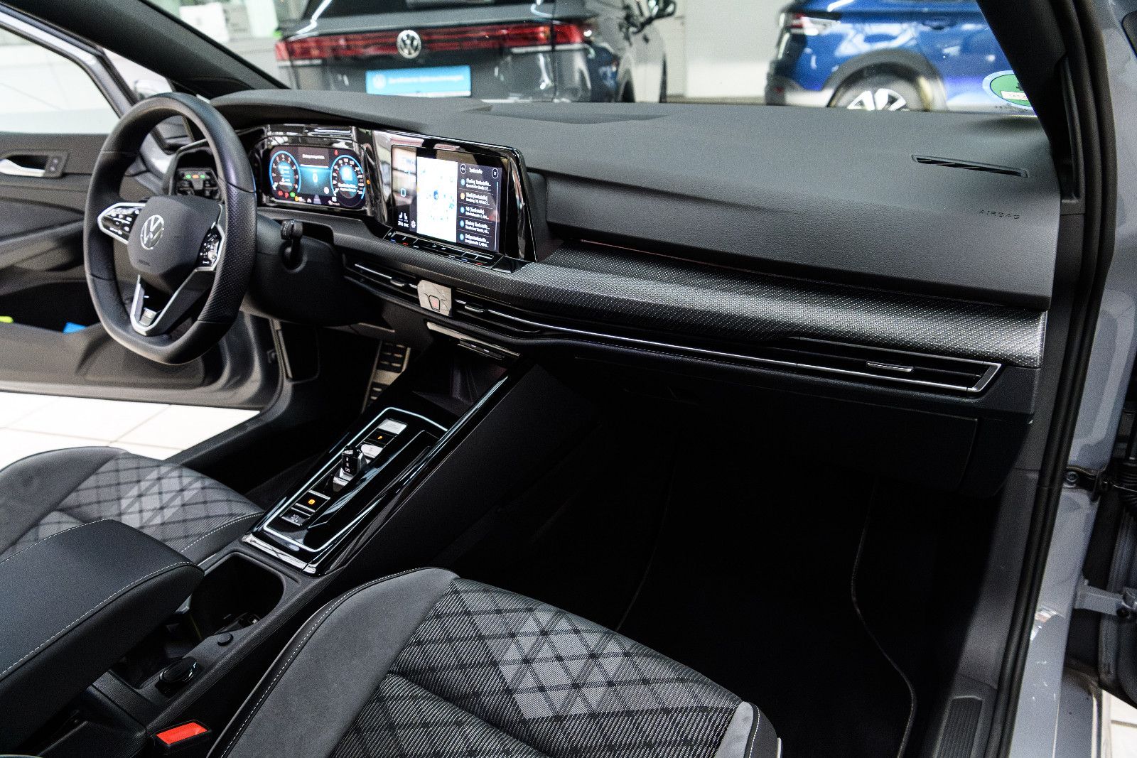 Fahrzeugabbildung Volkswagen Golf Variant R-Line eTSI DSG+AHK+Kamera+Pano