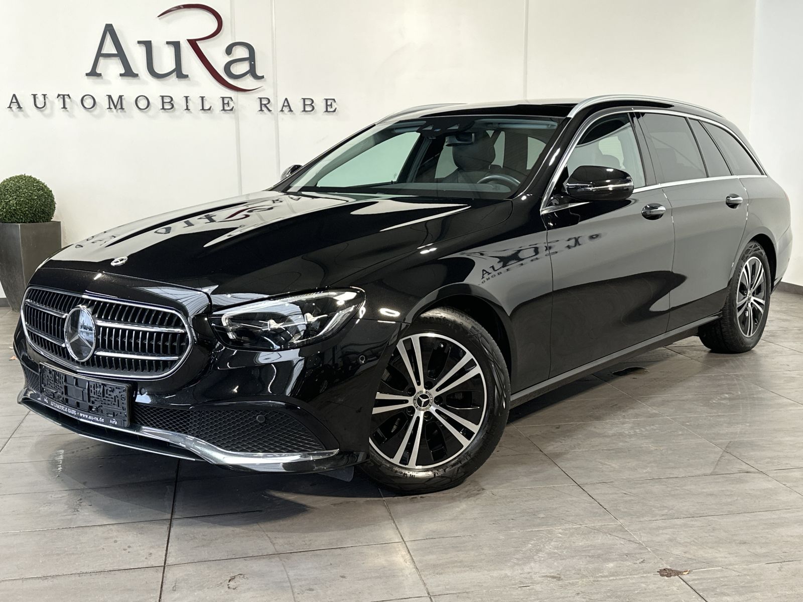 Fahrzeugabbildung Mercedes-Benz E 220d T Avantgarde NAV+LED+AHK+PANO+WIDESCREEN