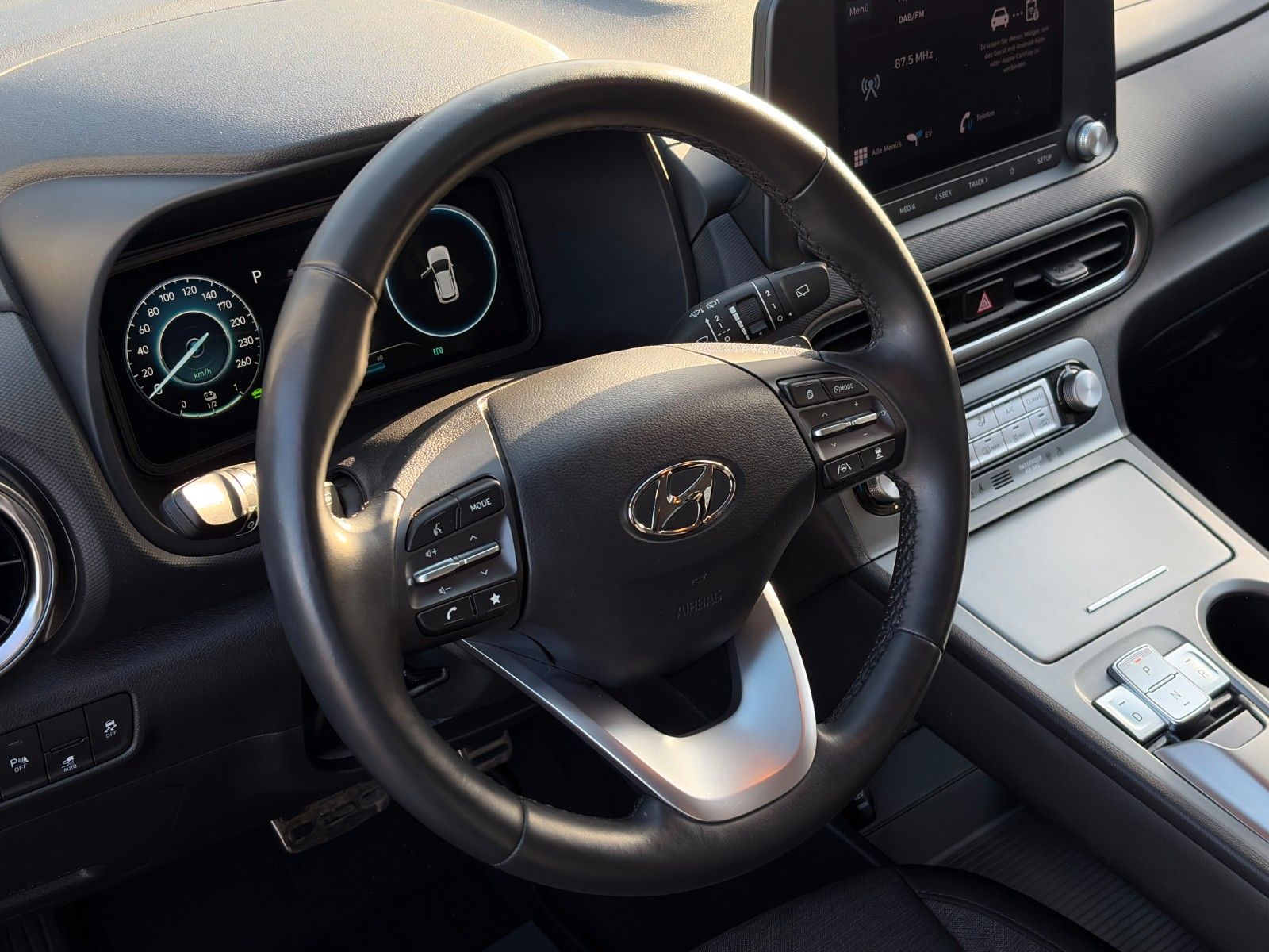 Fahrzeugabbildung Hyundai KONA E Select ACC LHZ SHZ LKAS PDC KAM CarPlay