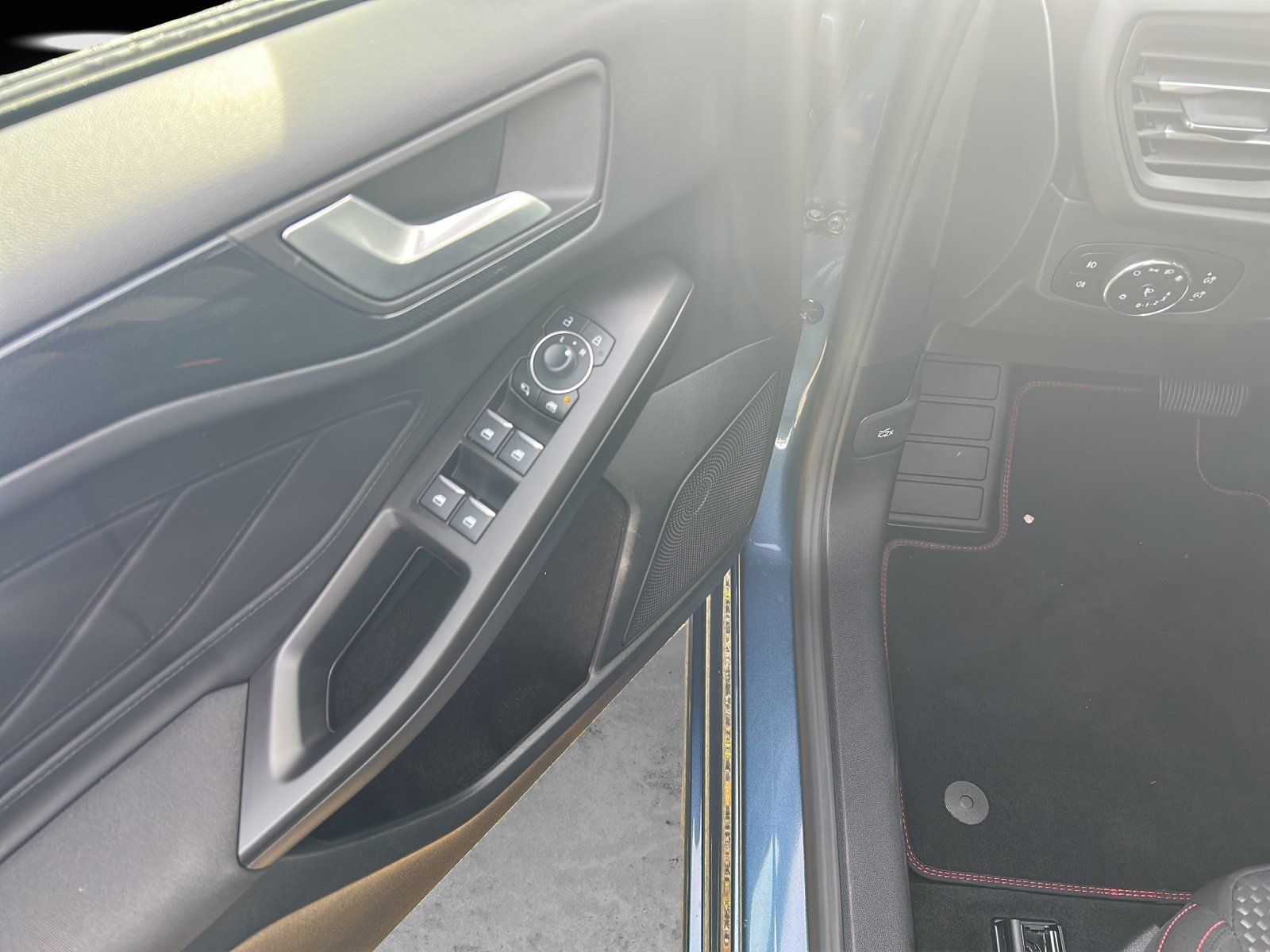 Fahrzeugabbildung Ford Focus 1.0 ST-Line X Aut./LED/ACC/AHK/KAMERA/NAVI