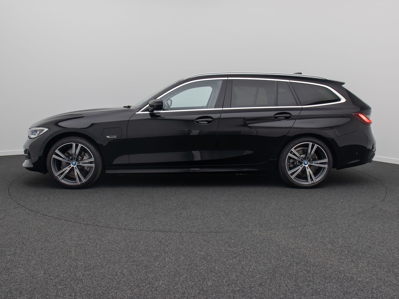 Fahrzeugabbildung BMW 330e xD ACC HUD Kamera DAB Alarm Panorama 19Zoll