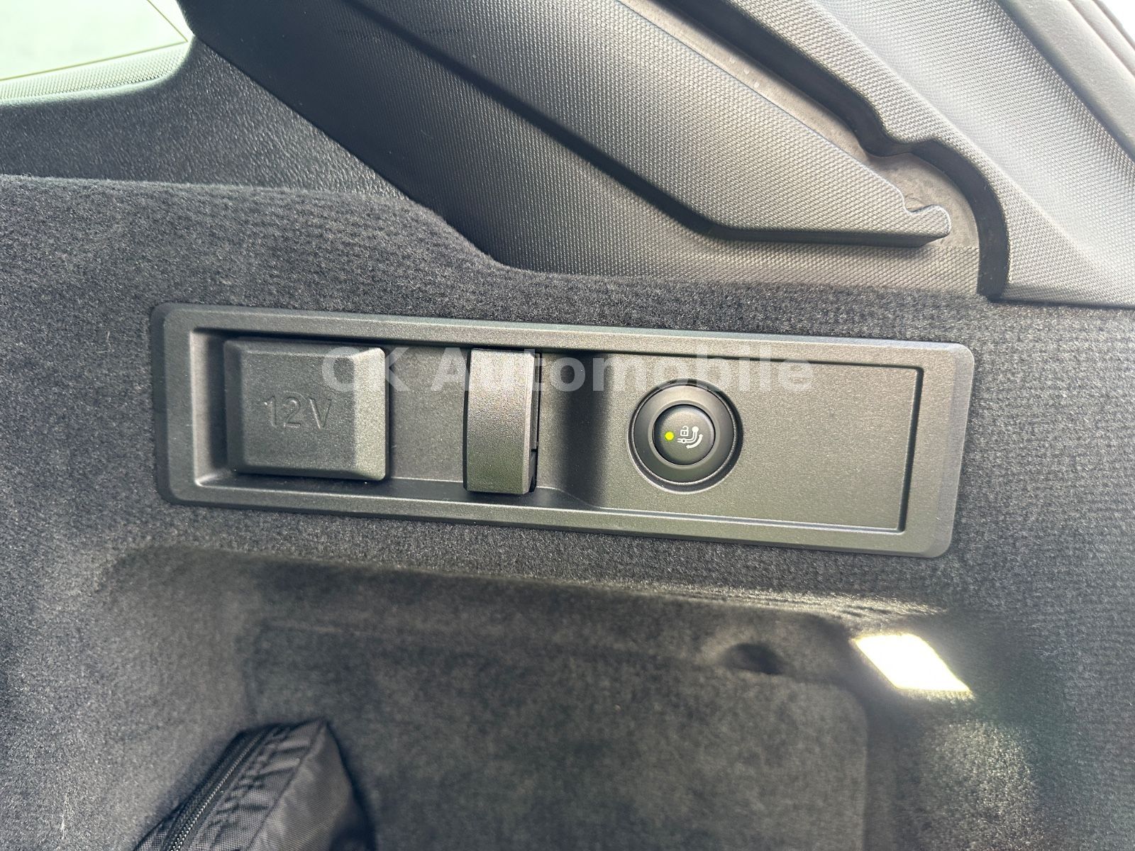 Fahrzeugabbildung BMW 330e Touring Luxury-Line/Leder/Head-Up/Pano/LED