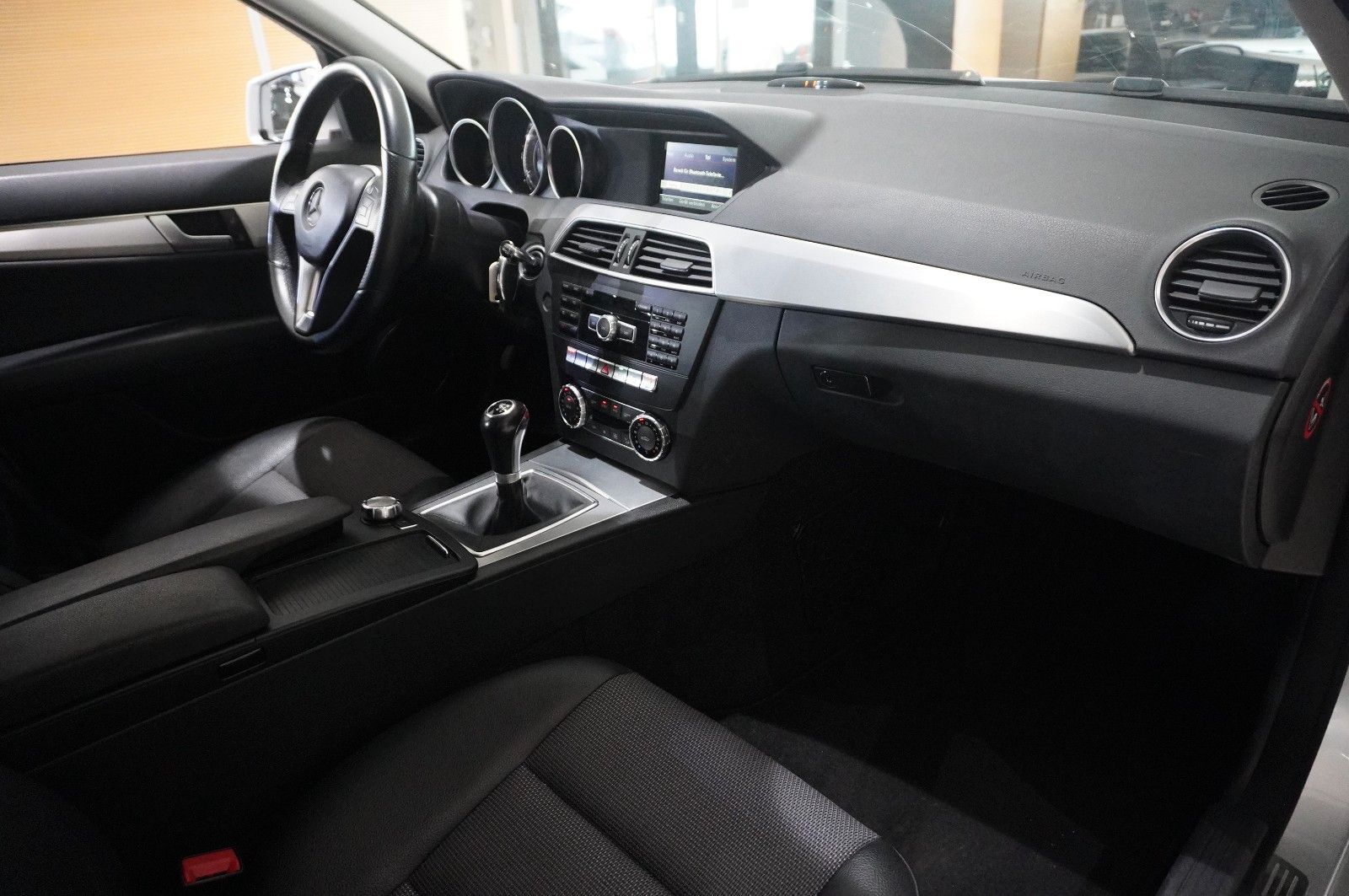 Fahrzeugabbildung Mercedes-Benz C 220 T AVANTGARDE KLIMA/SHZ/PDC/T-LEDER/USB