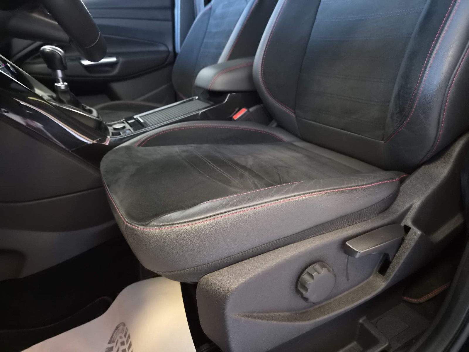 Fahrzeugabbildung Ford Kuga ST-Line/Xenon/GARANTIE/1. HAND