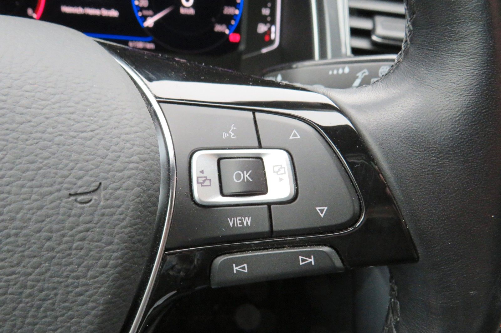 Fahrzeugabbildung Volkswagen T-Roc Sport R-LINE PANO 18`LED NAVI APP 1.HD