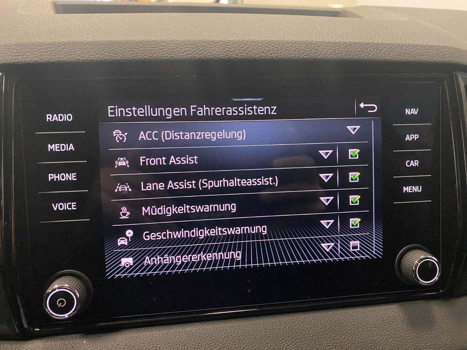 Fahrzeugabbildung SKODA Karoq 1.5 TSI DSG+Garantie 2030 oder 100tKM+NAVI