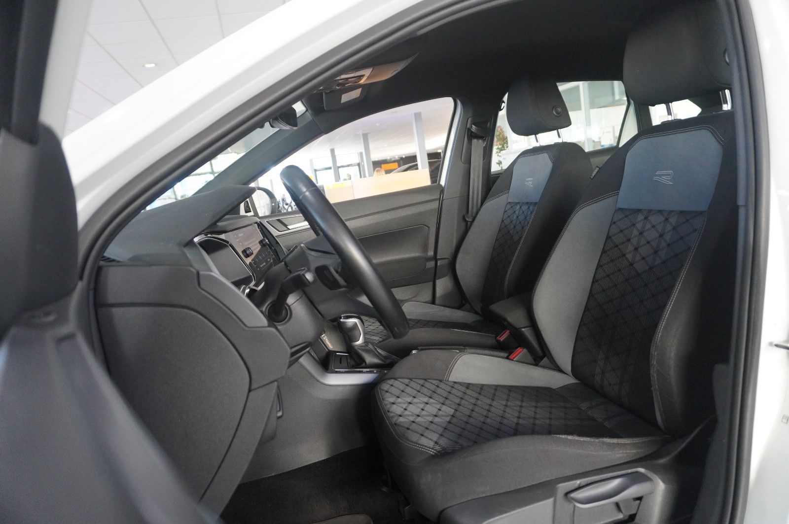 Fahrzeugabbildung Volkswagen Taigo 1.0 TSI R-LINE DSG NAVI/LED/KAMERA/SH/DAB+