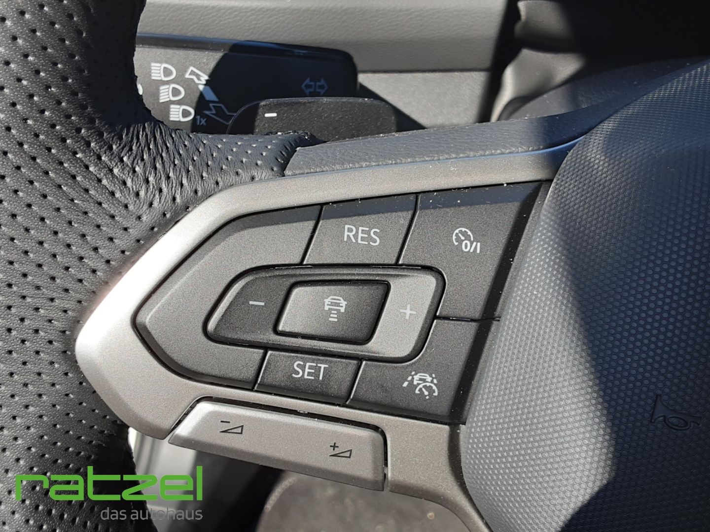 Fahrzeugabbildung Volkswagen T-Roc R-Line 1.5TSI DSG AHK+LED+Kamera+PDC+ACC
