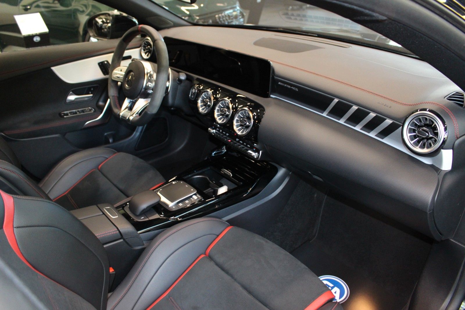 Fahrzeugabbildung Mercedes-Benz CLA 35 AMG 4Matic 1. Hand*Pano*Ambiente*MWST