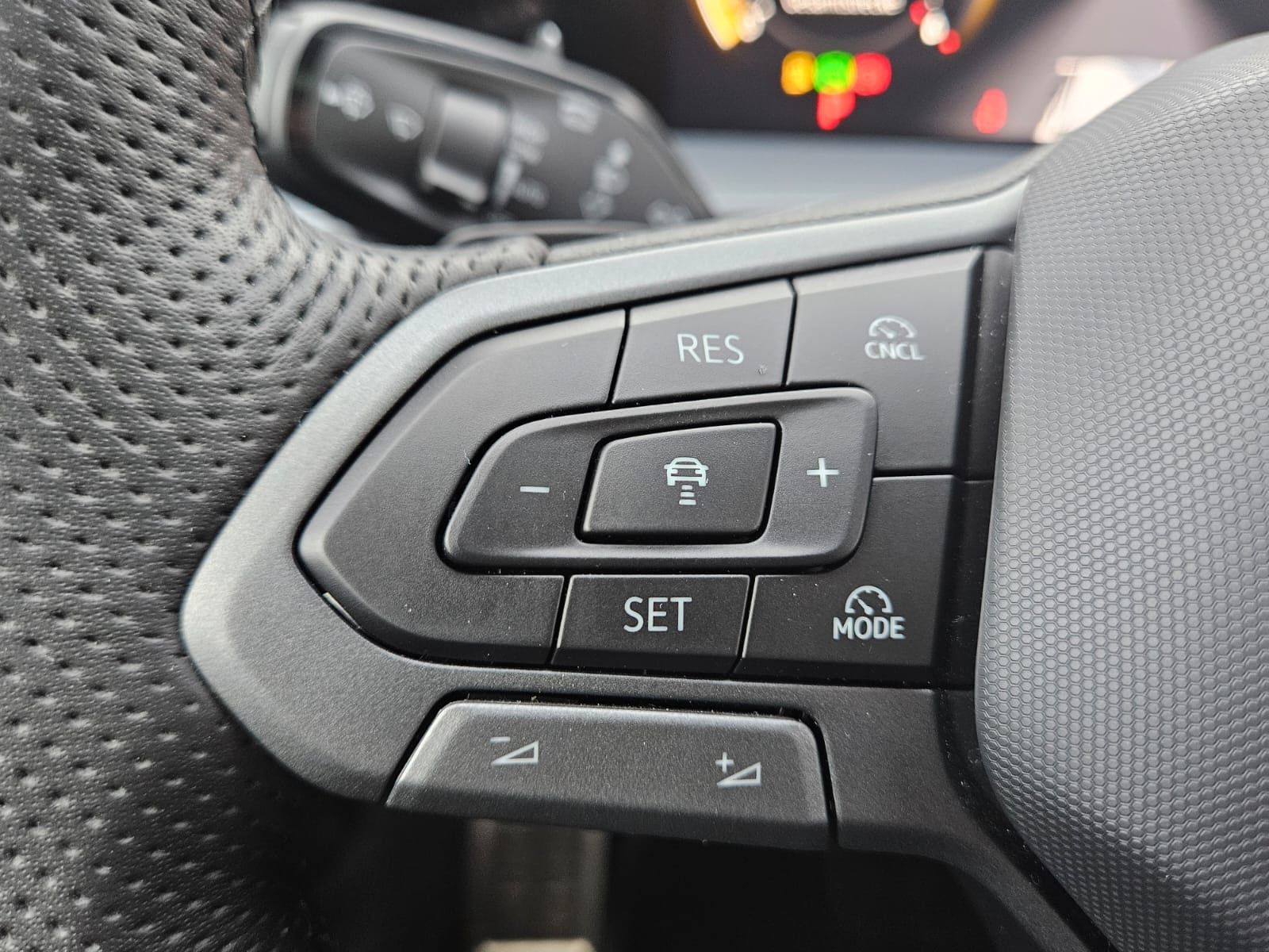 Fahrzeugabbildung Volkswagen Tayron 2.0 TDI 4M R-Line BLACK*7Si*MATRIX*PANO