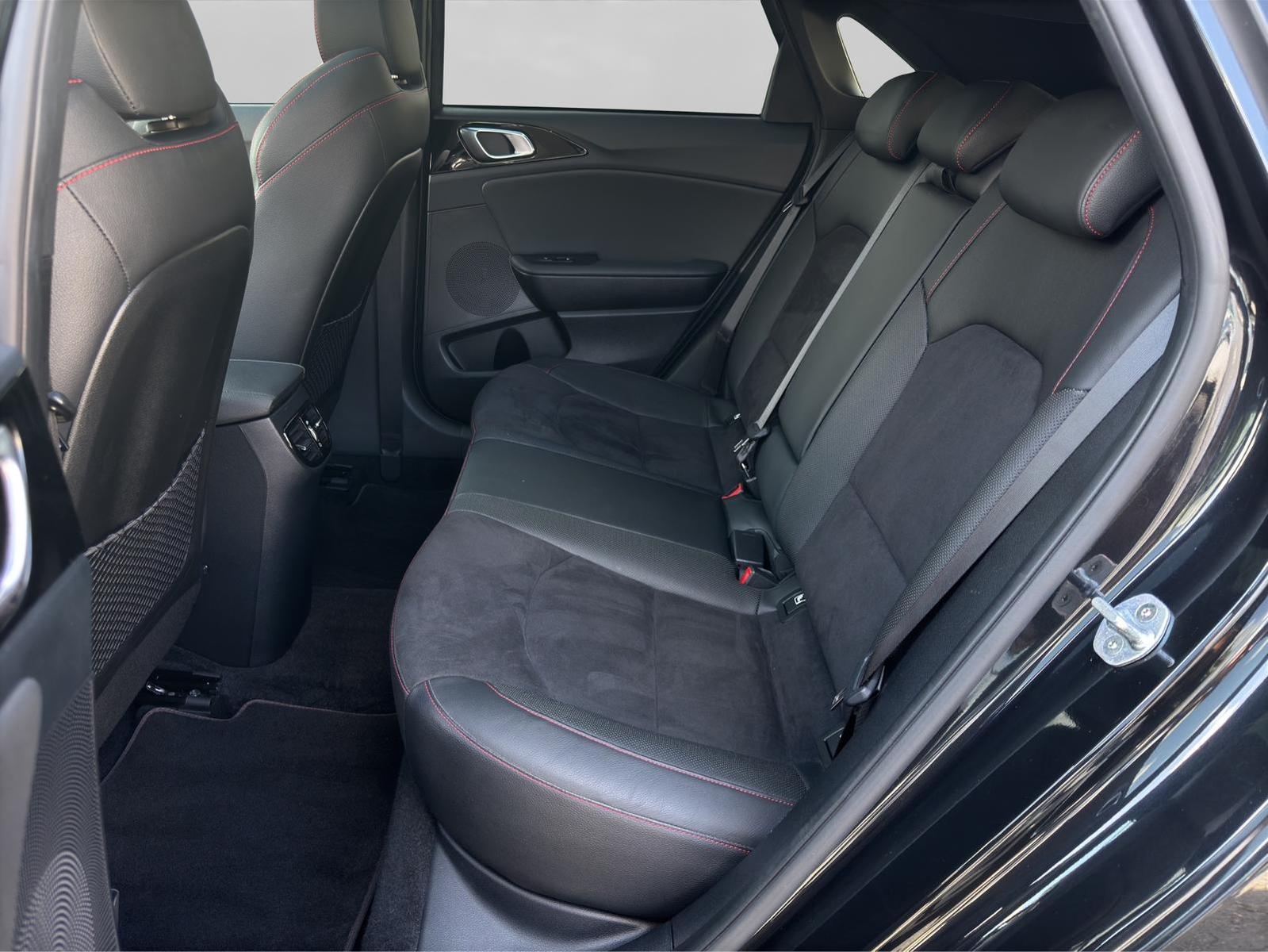 Kia CEED 1.6T GT PANO-DACH+TEIL-LEDER+NAVI+LED-LICHT