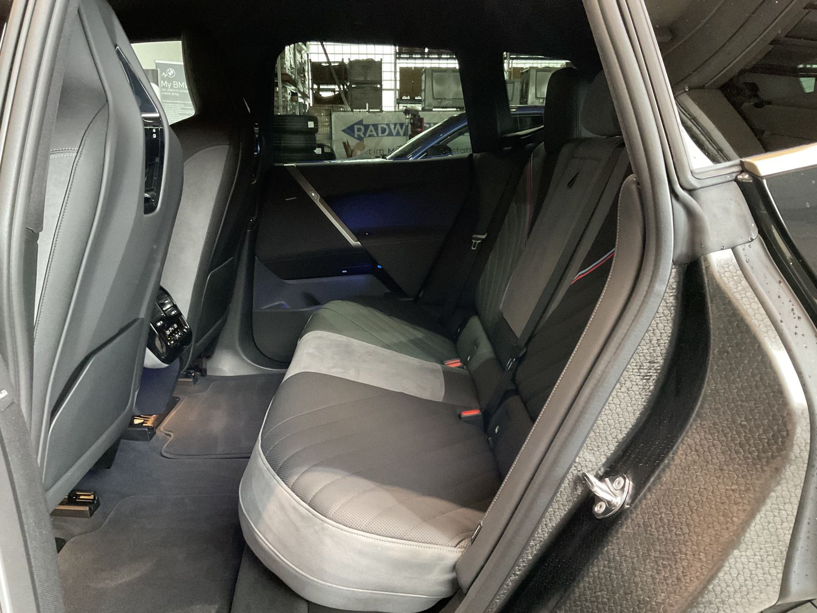 Fahrzeugeinzelansicht 13 Fahrzeugabbildung BMW iX xDrive60 M Sportpaket, Luftfederung, Sitzbelü