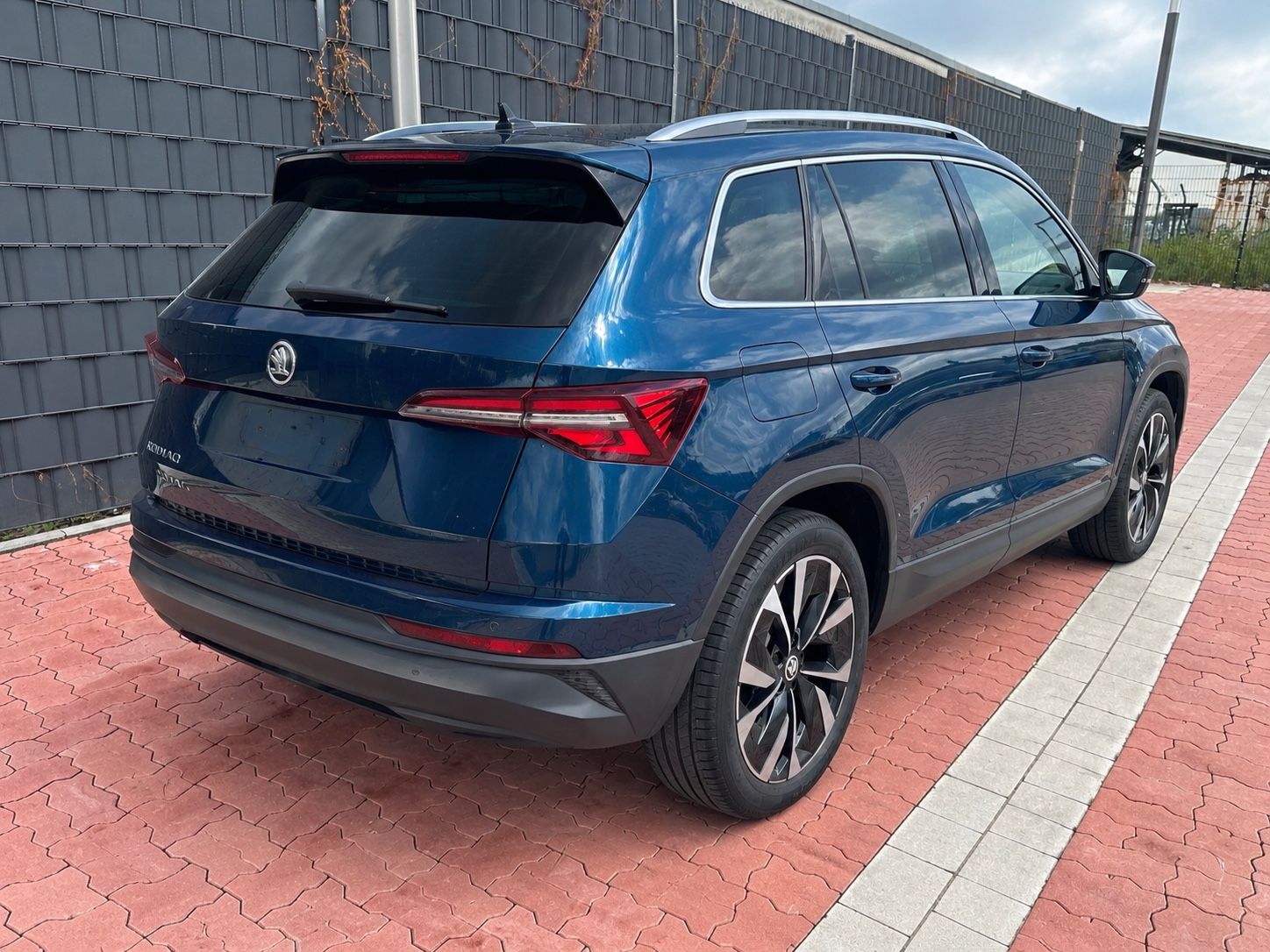 Skoda Karoq 2.0 TDI DSG STYLE Edition Klima LED imagem 3