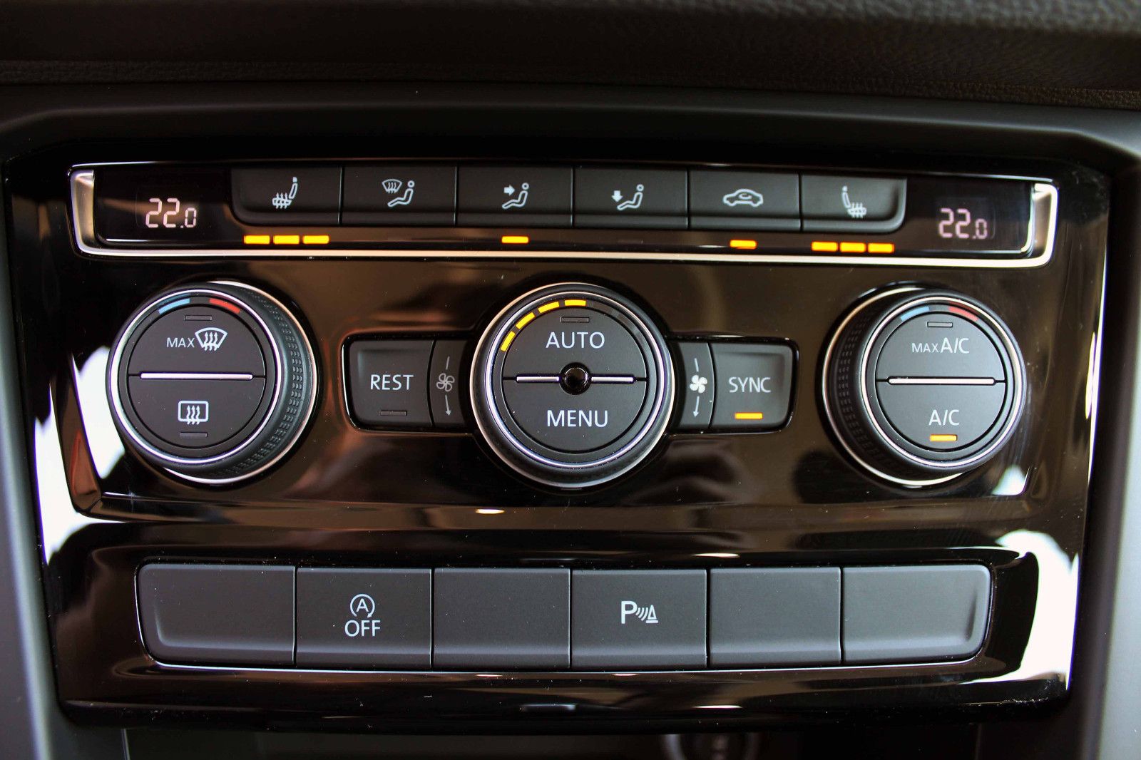 Fahrzeugabbildung Volkswagen Touran Comfortline 2.0 TDI DSG ACC PDC KAM LED