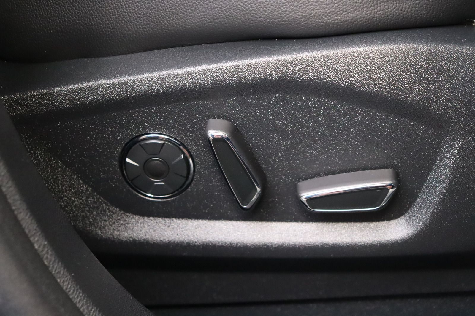 Fahrzeugabbildung Ford S-MAX * Massage * RFK * Pano Titanium