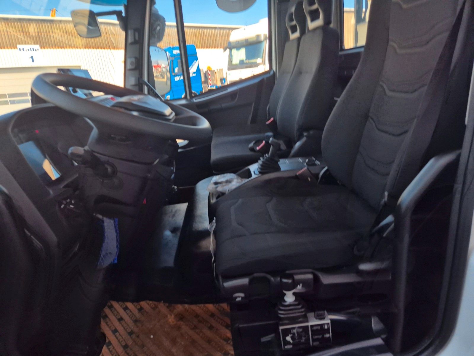 Fahrzeugabbildung Iveco Eurocargo ML80E21 Meiller 2x AHK 3 Sitze