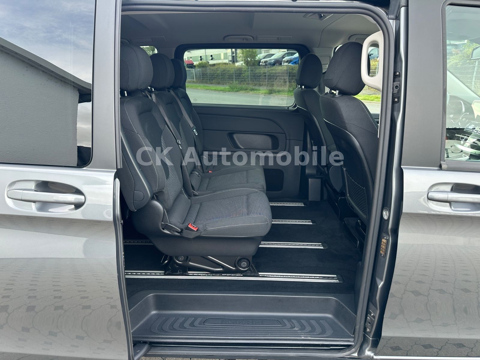 Fahrzeugabbildung Mercedes-Benz V 250d EDITION 4MATIC lang/7 Sitze/Navi/LED/AHK