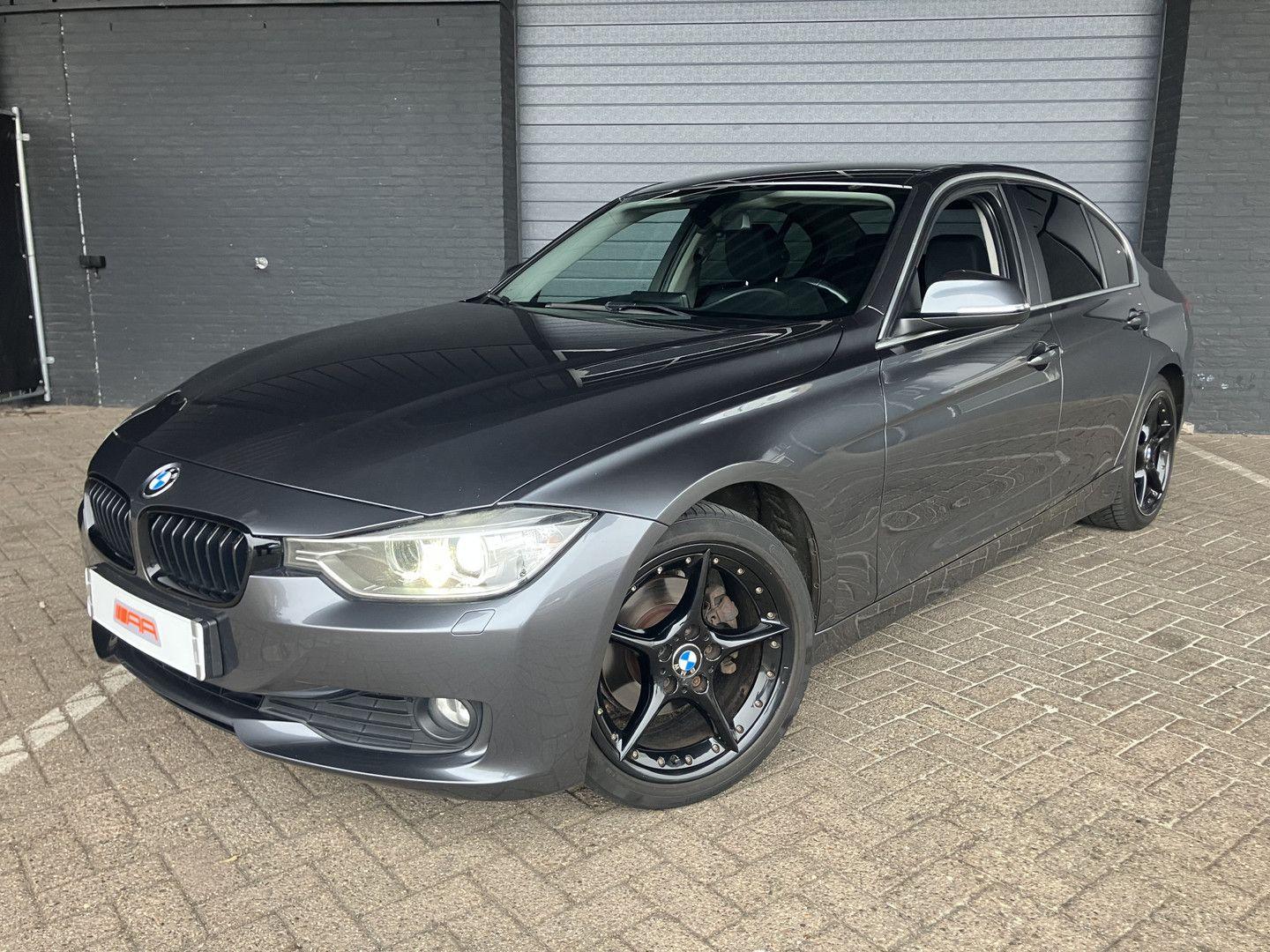 BMW 320 3-serie 320d XENON-LED-NAVI-AHK-LEDER-18//M