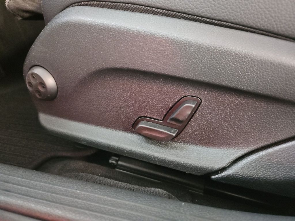Fahrzeugabbildung Mercedes-Benz C 200 T Avantg. Night Pano LED Navi SHZ Ambie.