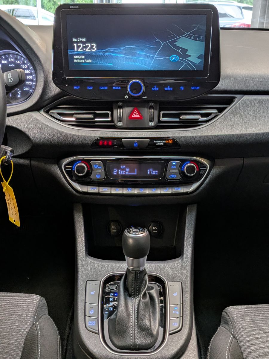 Fahrzeugabbildung Hyundai i30 1.5 T-GDI DCT Trend MHEV Cam Navi LED-Paket