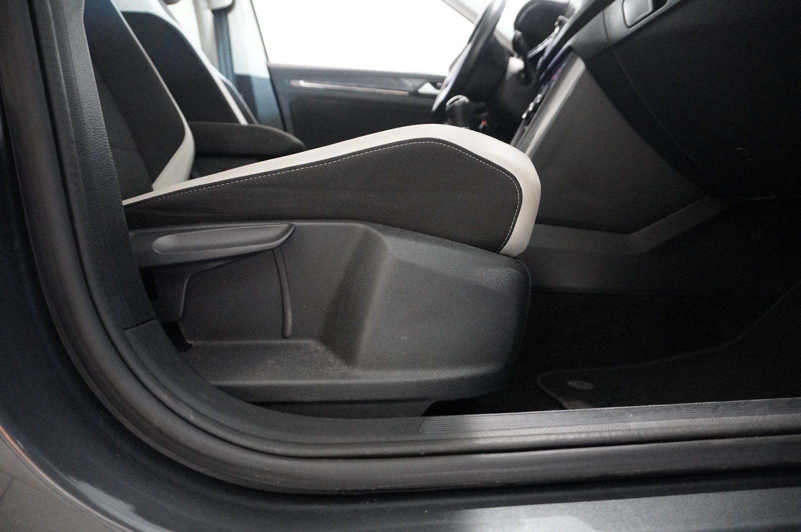 Fahrzeugabbildung Volkswagen T-Roc 1.5 TSI R-LINE SPORT NAVI/LED/KAMERA/VIRT.