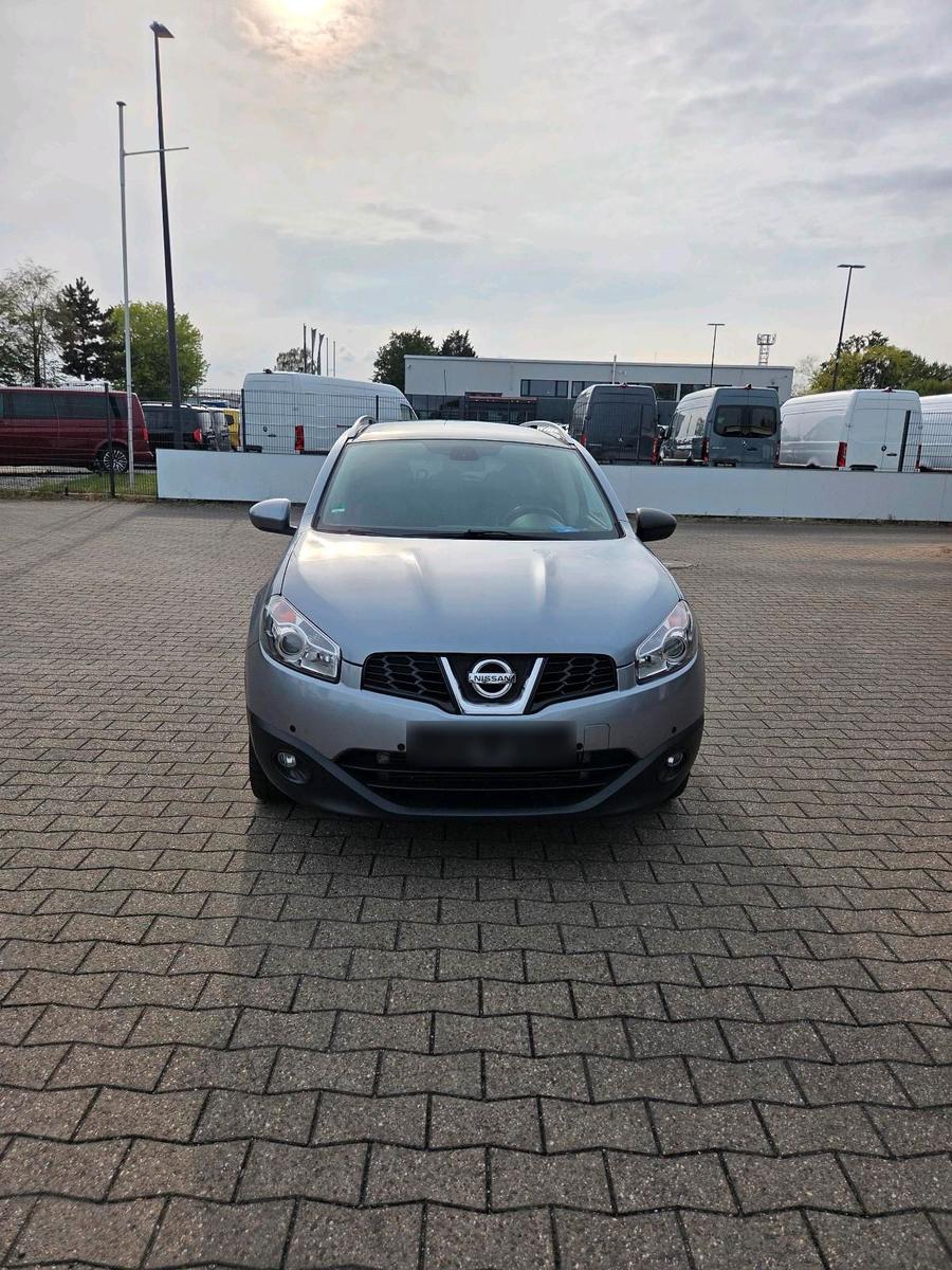 Nissan Qashqai+2 2010 — interior