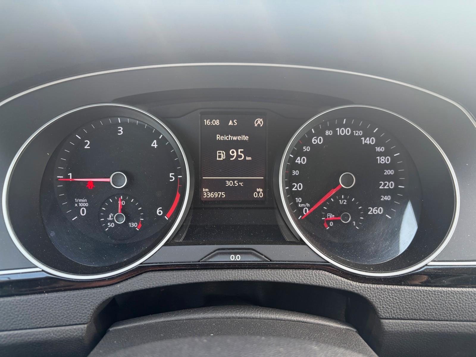Volkswagen Passat Variant 2.0 TDI DSG Navi ACC SPORTSITZE