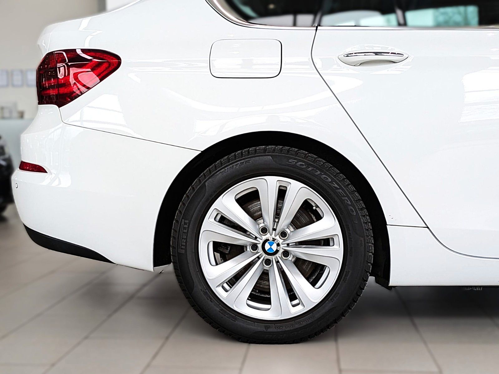 Fahrzeugabbildung BMW 530d GT xDRIVE LEDER PANO NAVI HiFi HUD STANDH.