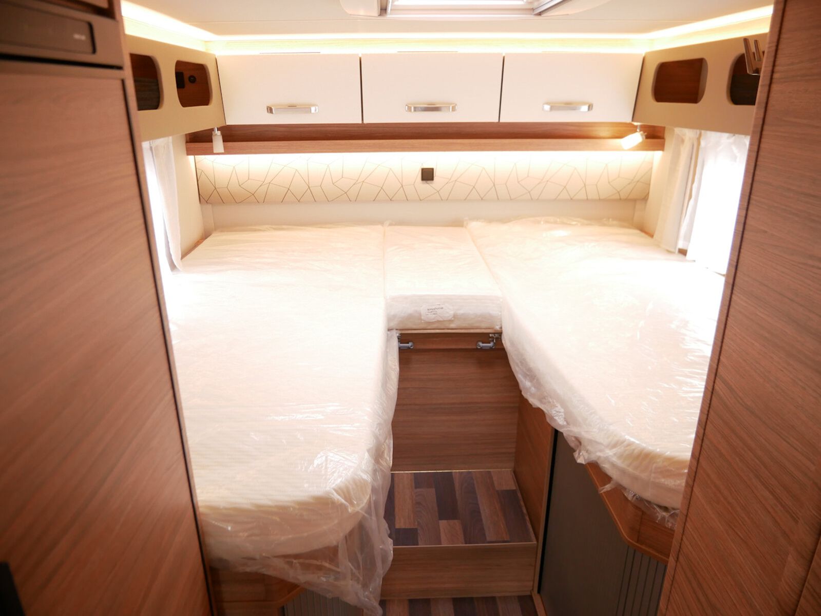 Fahrzeugabbildung Weinsberg CaraCompact Suite MB EDITION PEPPER 640 MEG AHK