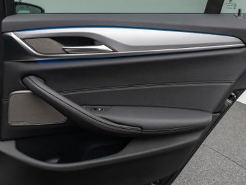 Fahrzeugabbildung BMW 530e Panorama Kamera Laser HUD DAB H/K ACC AHK