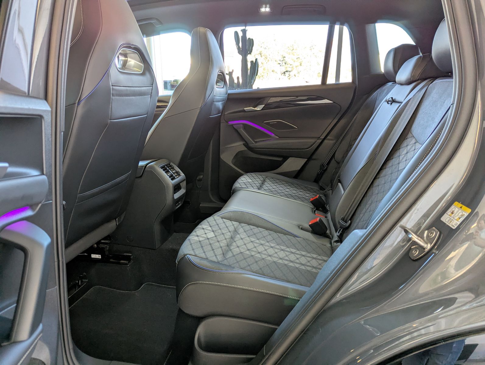 VW Tiguan 2.0TDI R-Line 4M Pano Black AHK Matrix 20 - Image 13