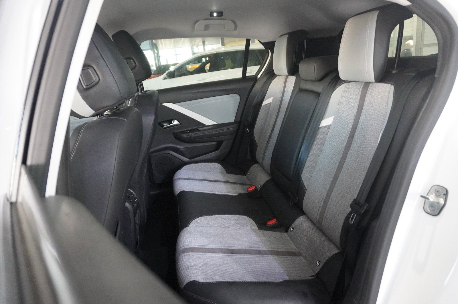 Fahrzeugabbildung Opel Astra L Lim. 1.2T ELEGANCE NAVI/LED/KAMERA/SPORT