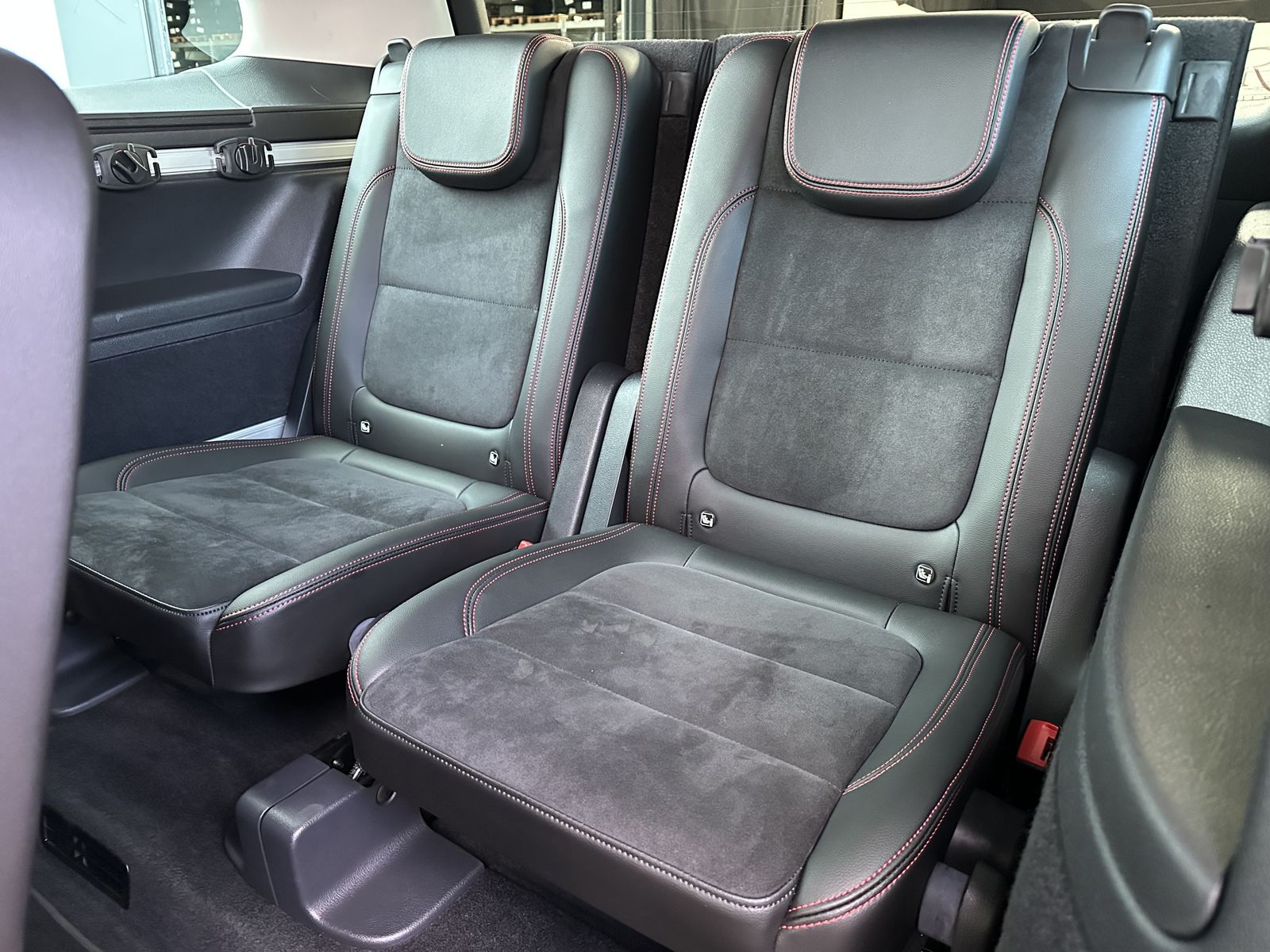 Fahrzeugabbildung SEAT Alhambra 1.4 TSI DSG FR 7Sitzer NAV+XEN+KAM+PANO