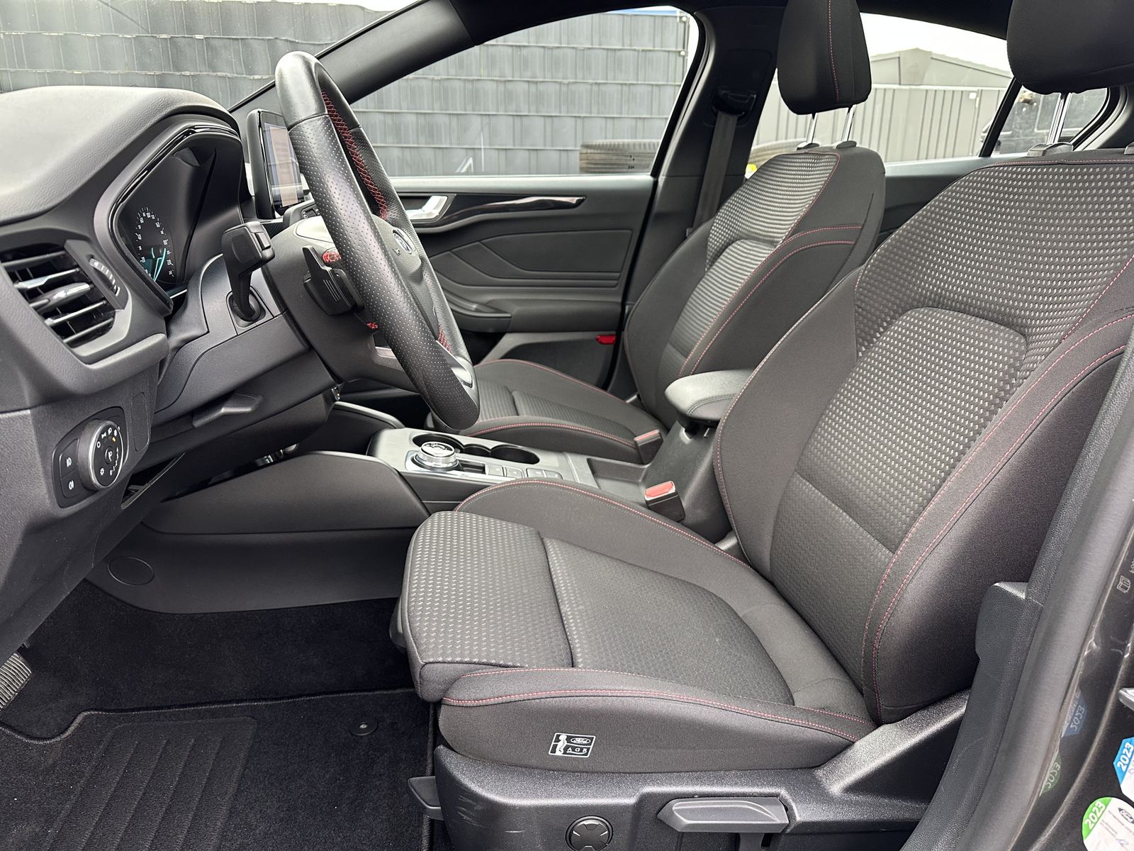 Fahrzeugabbildung Ford Focus 1.5 EB Aut. ST-Line NAV+LED+PANO+B&O+KAM