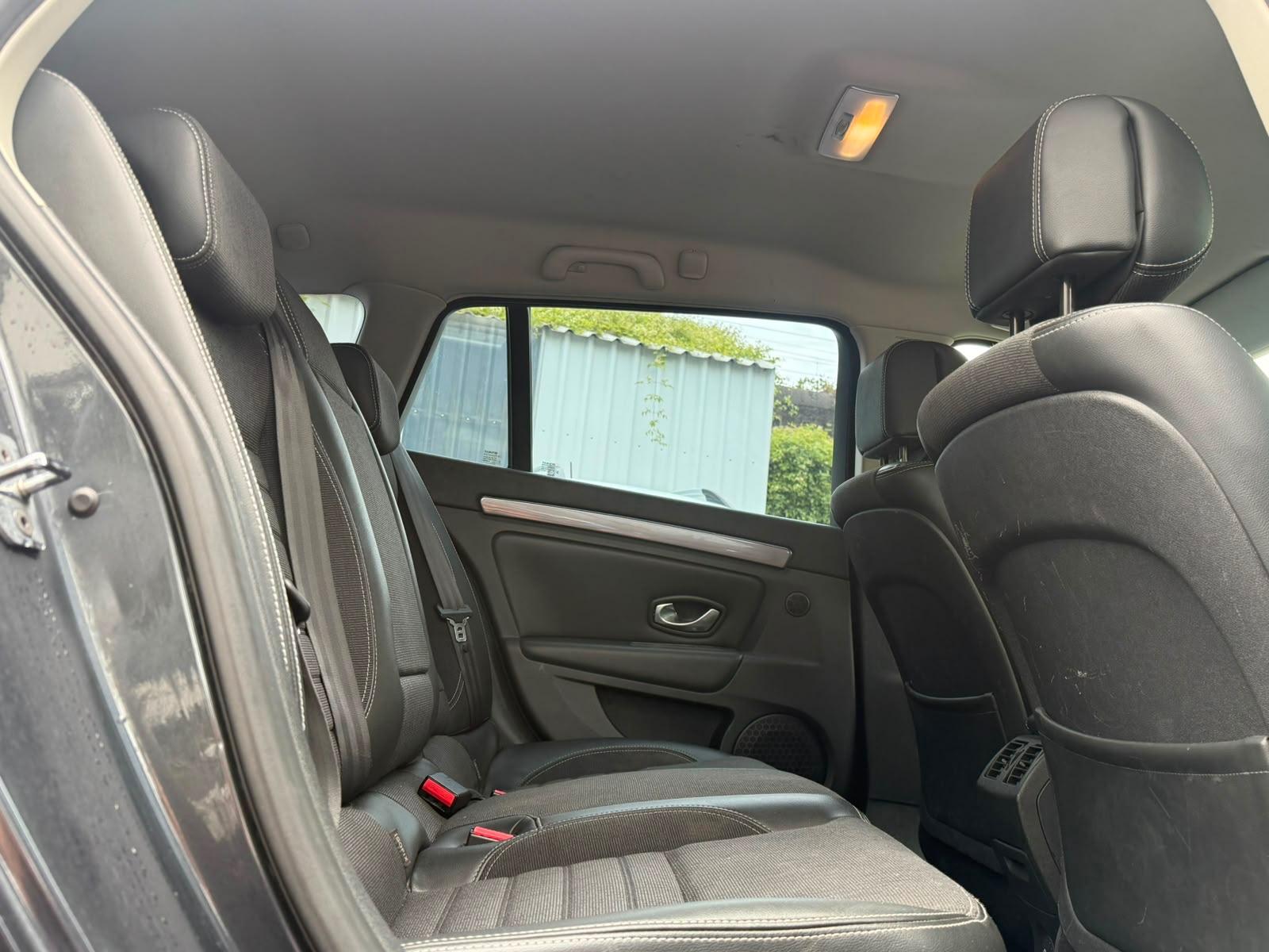 Renault Laguna 2010 — photo 20