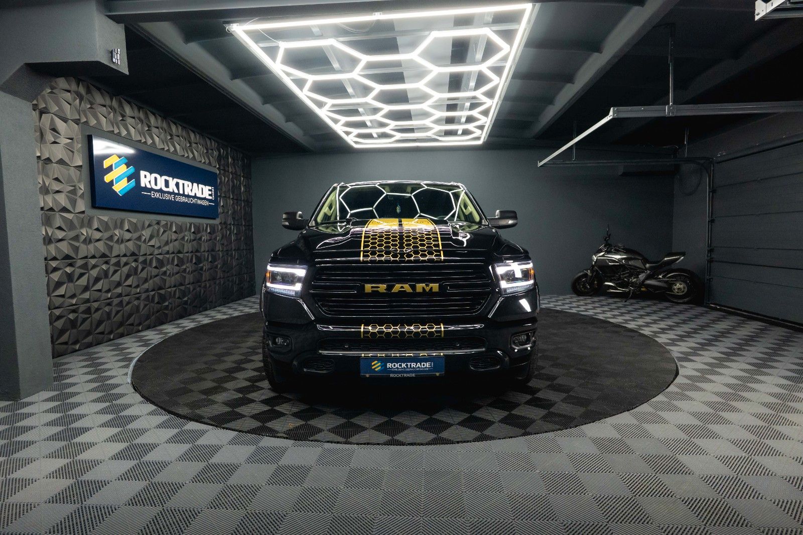 Fahrzeugabbildung Dodge RAM 5.7 V8 HEMI 4x4 OFFROAD Night GOLD EDITION
