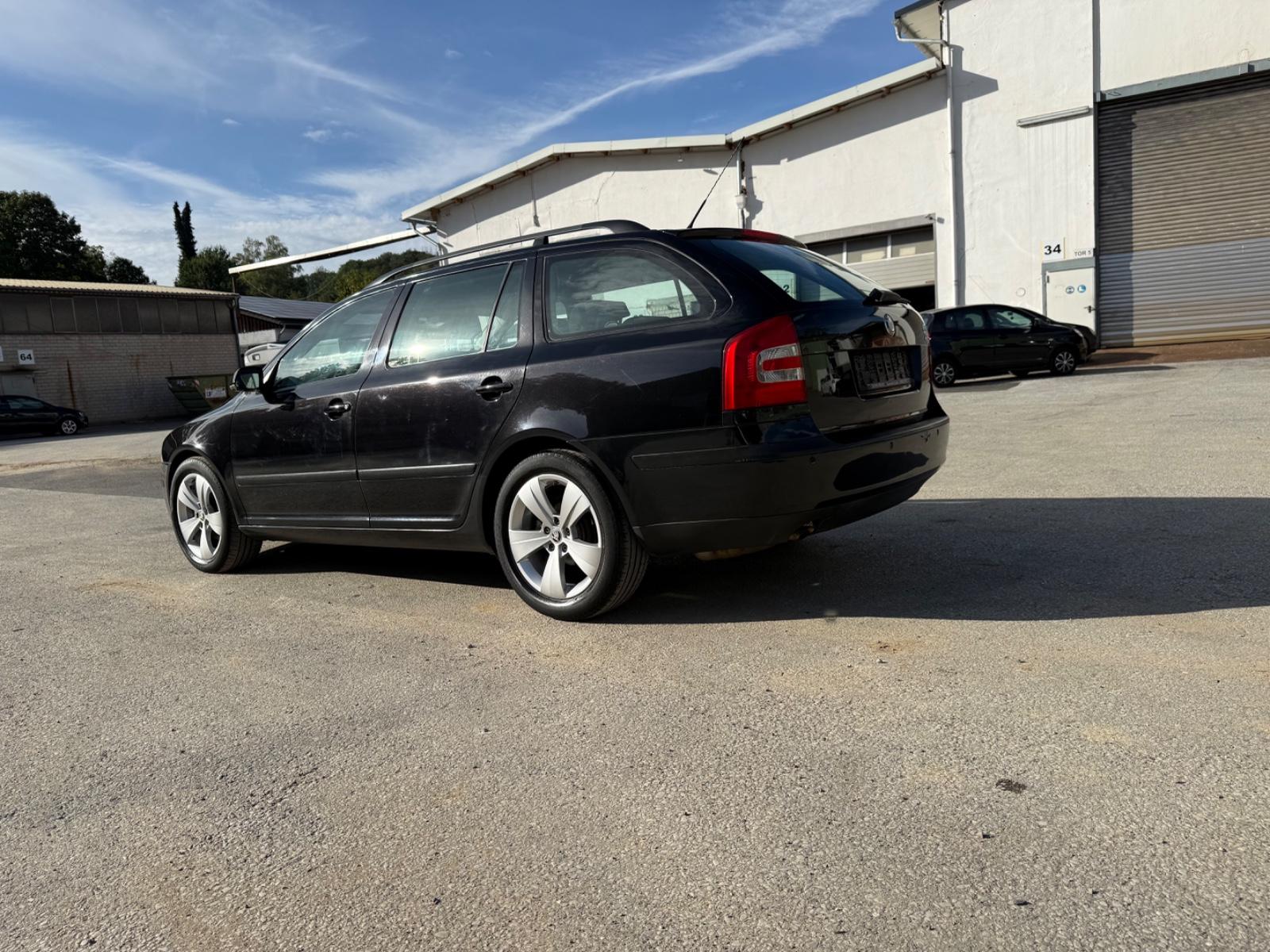 Skoda Octavia 2006 — rear view
