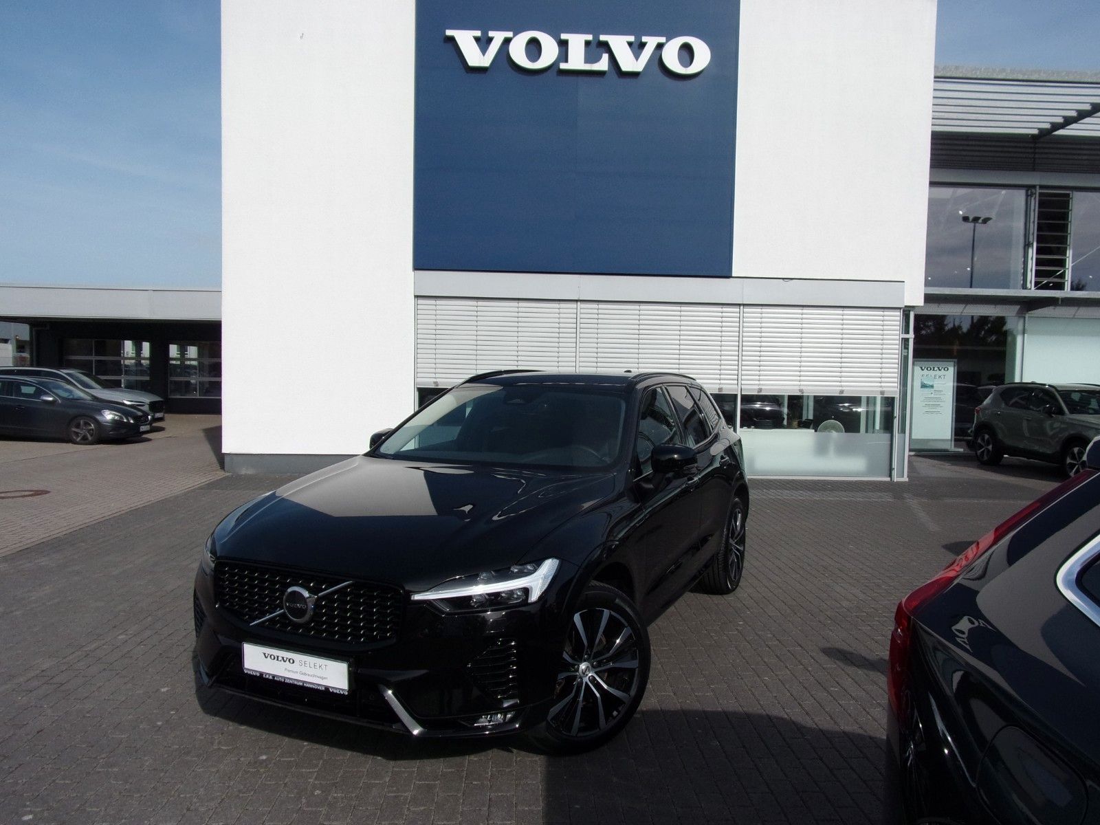 Volvo XC60 B4 Plus Dark AWD foto 1